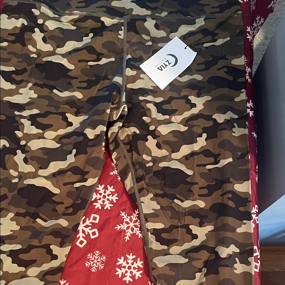 ZYIA Active Light Green Camo Leggings